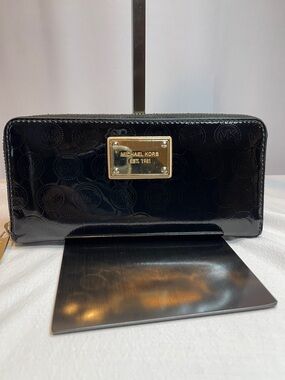 Michael Kors Jet Set Black Patent Leather Zip-Around Wallet – MK Logo Embossed